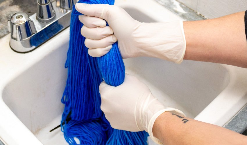 How to Rinse Dyed Yarn